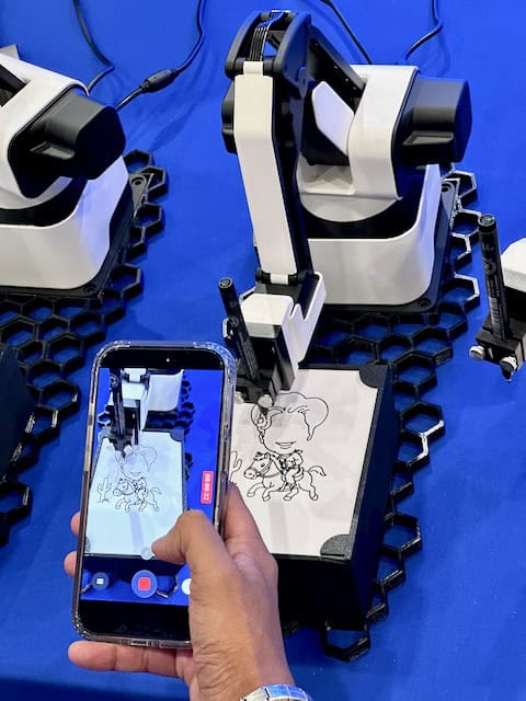 Sketch Robots Draw a Crowd